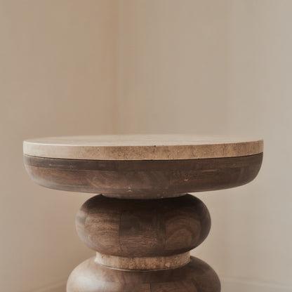 Belgravia - Table d'appoint ronde en travertin beige et bois chaud premium
