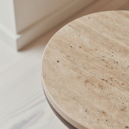 Belgravia - Table d'appoint ronde en travertin beige et bois chaud premium