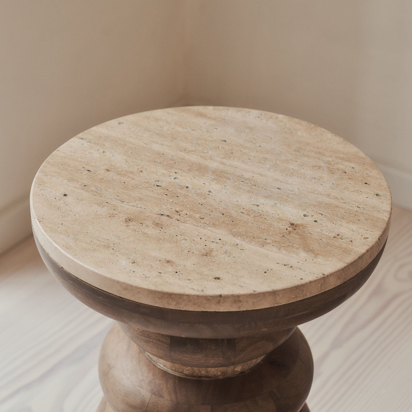 Belgravia - Table d'appoint ronde en travertin beige et bois chaud premium