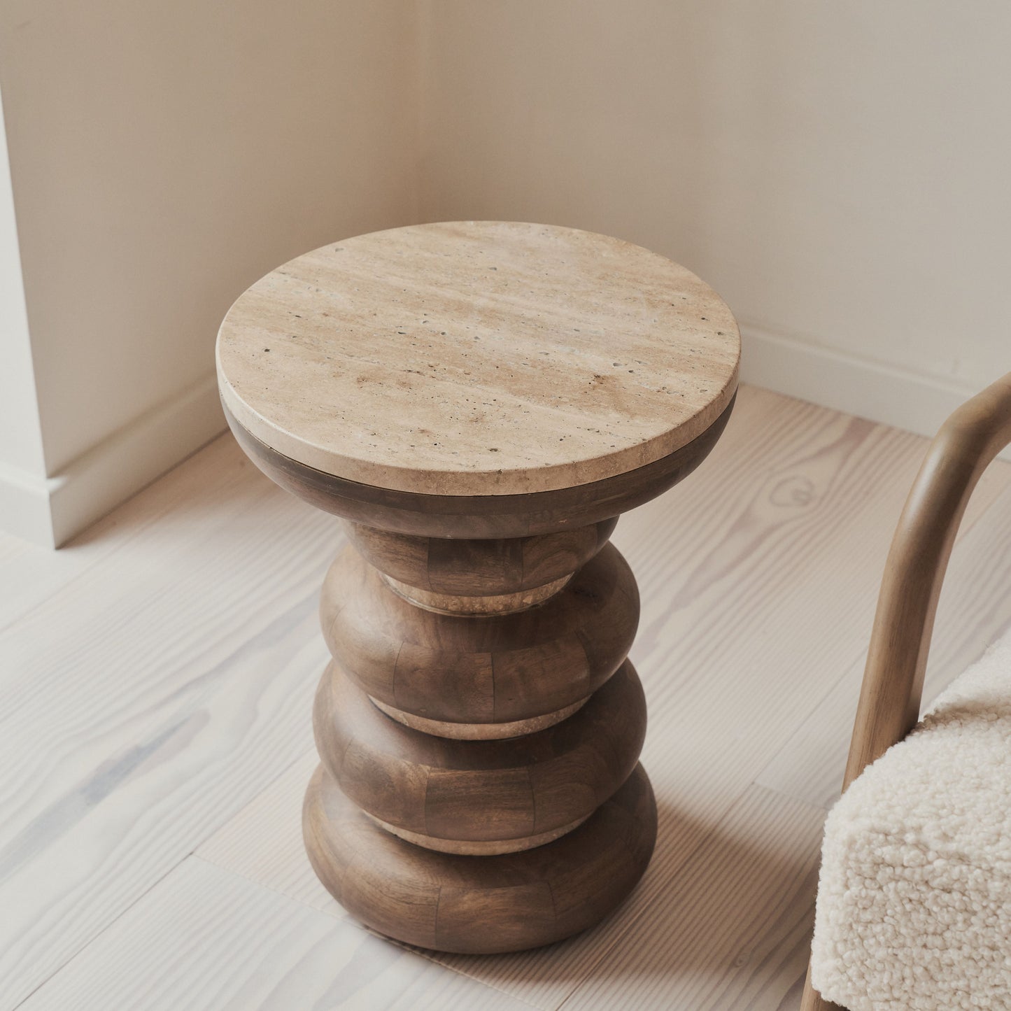 Belgravia - Table d'appoint ronde en travertin beige et bois chaud premium