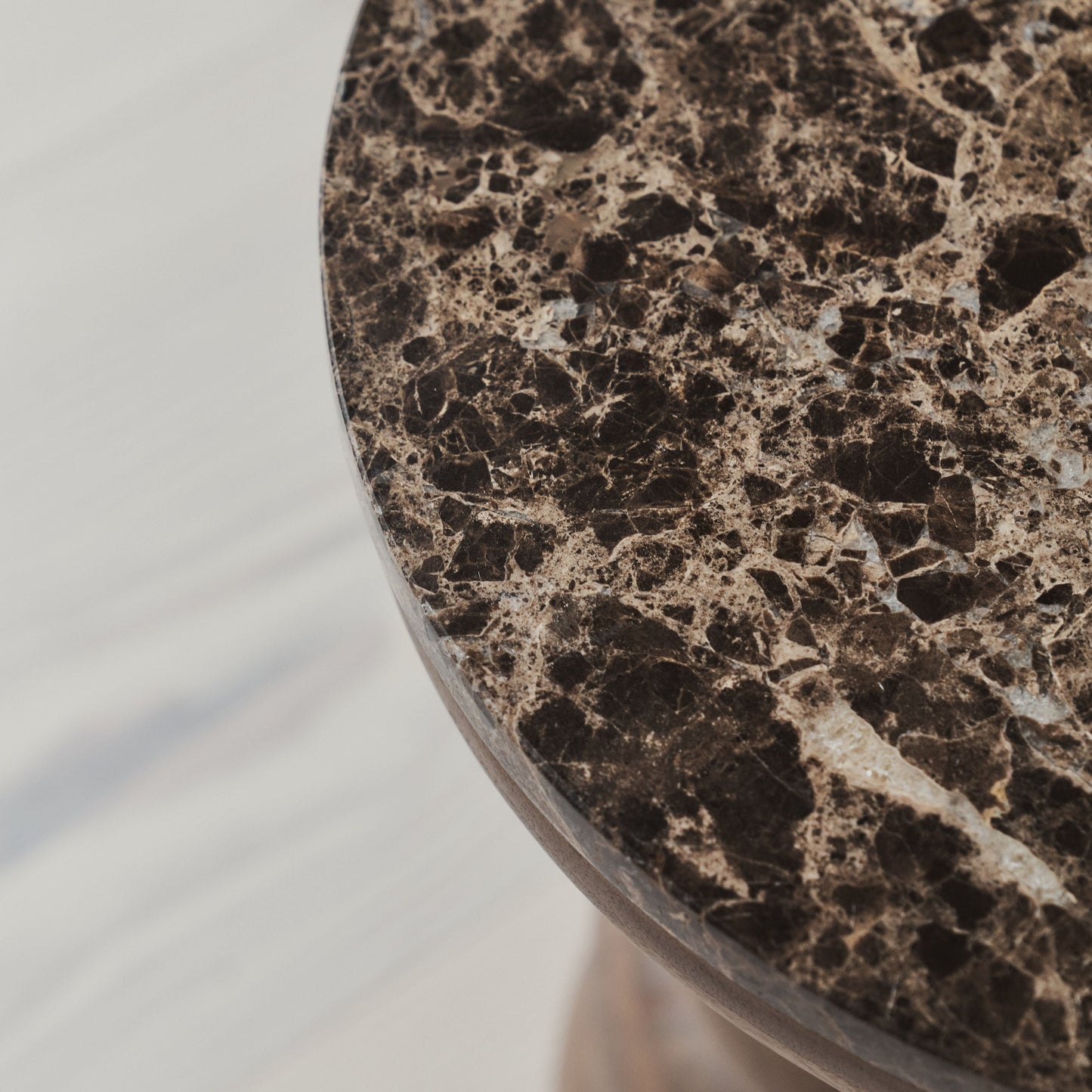 Belgravia - Table d'Appoint Ronde en Marbre Dark Emperador et Bois Foncé Premium
