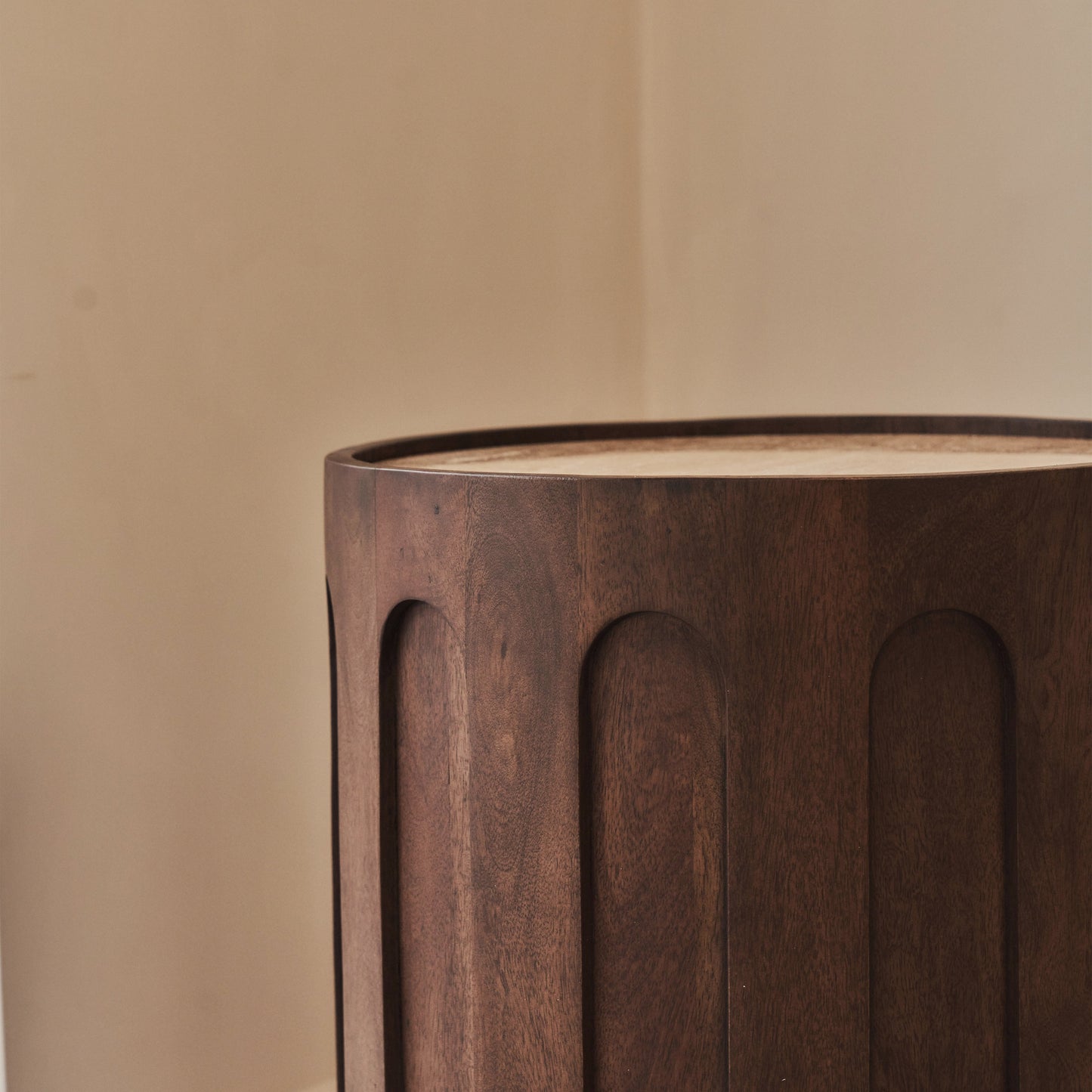 Valor - Table d'Appoint Ronde en Travertin Beige et Bois Foncé Premium