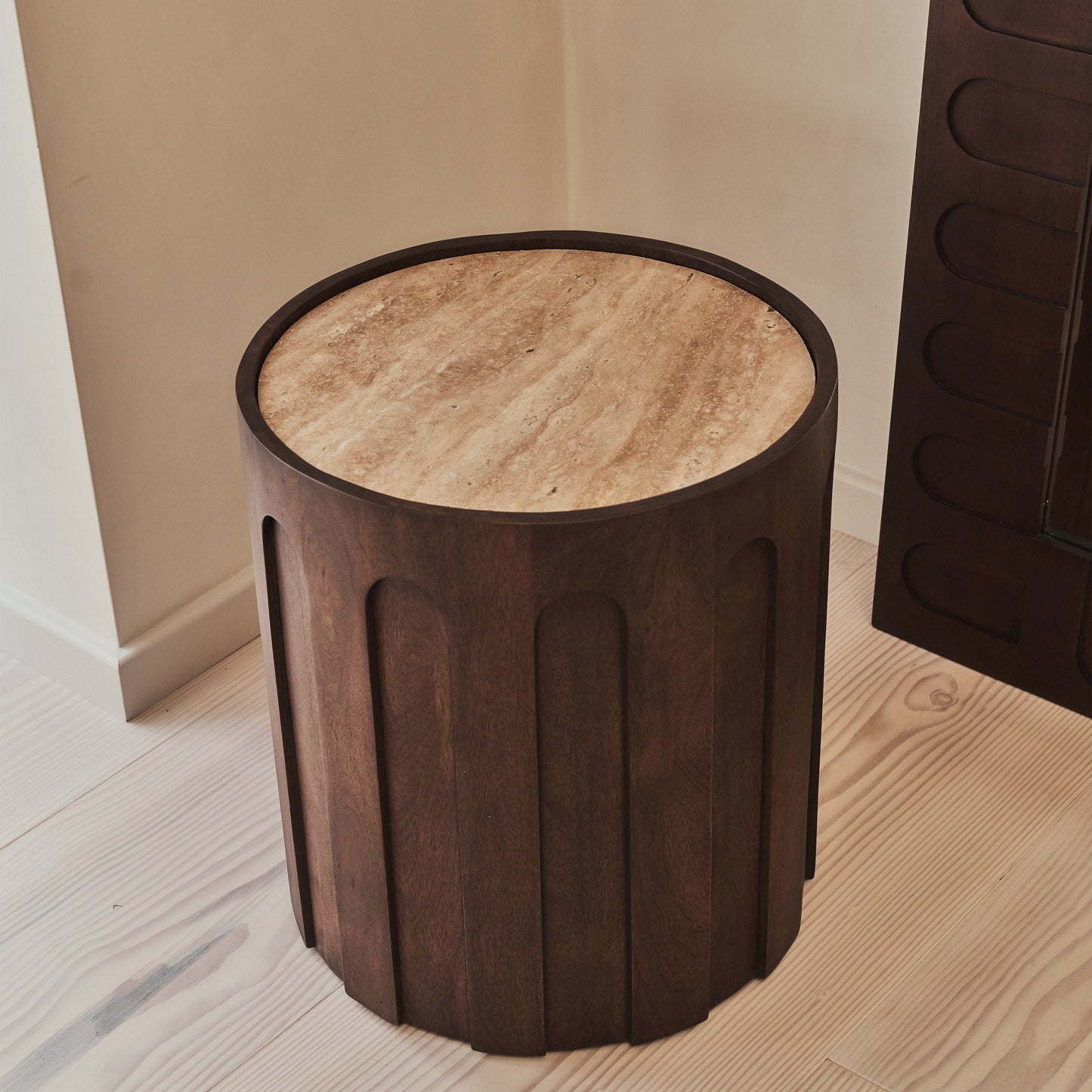 Valor - Table d'Appoint Ronde en Travertin Beige et Bois Foncé Premium