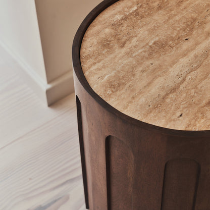 Valor - Table d'Appoint Ronde en Travertin Beige et Bois Foncé Premium