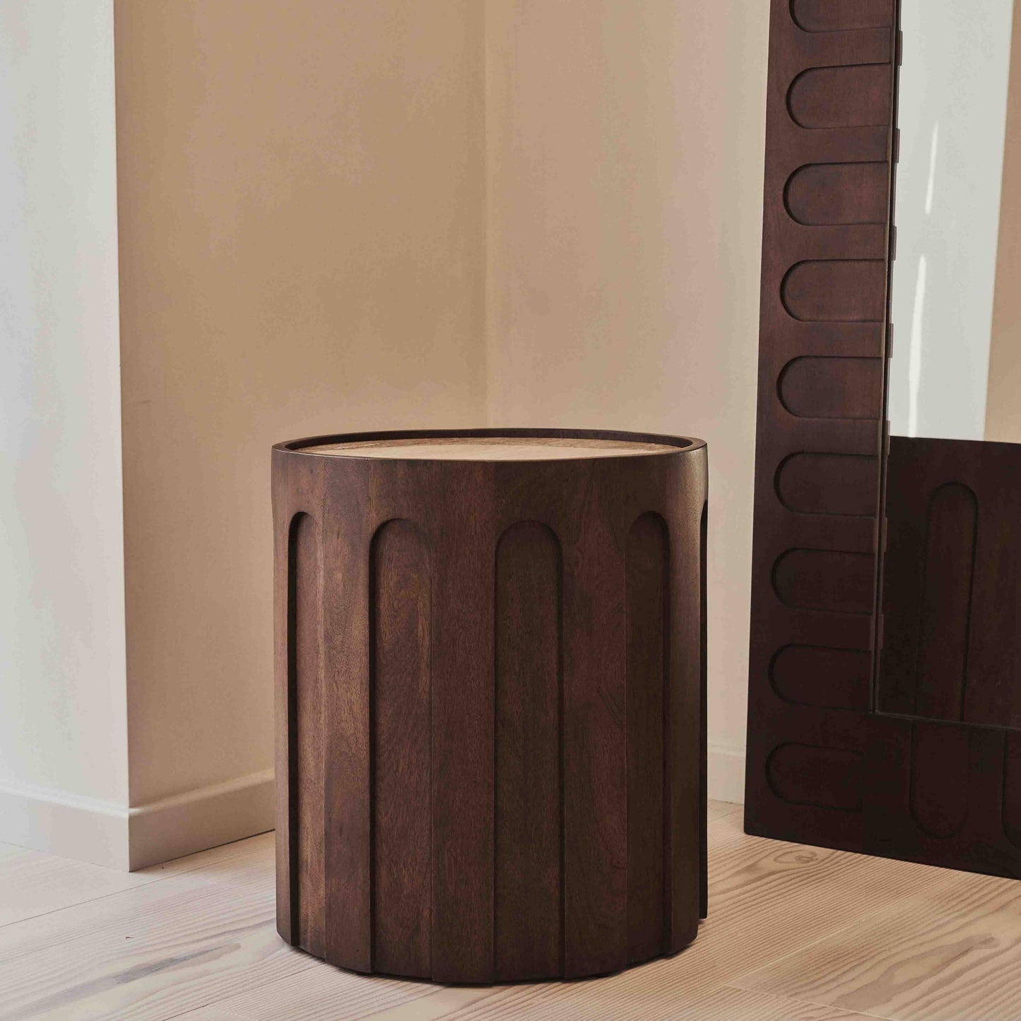 Valor - Table d'Appoint Ronde en Travertin Beige et Bois Foncé Premium