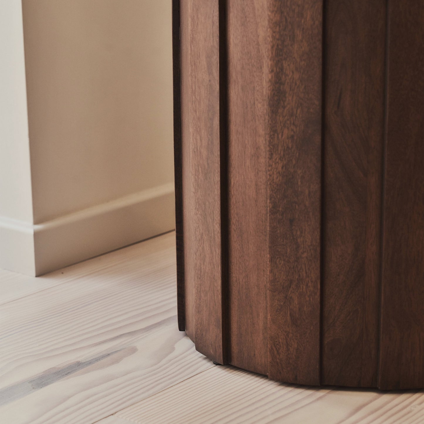 Valor - Table d'Appoint Ronde en Travertin Beige et Bois Foncé Premium