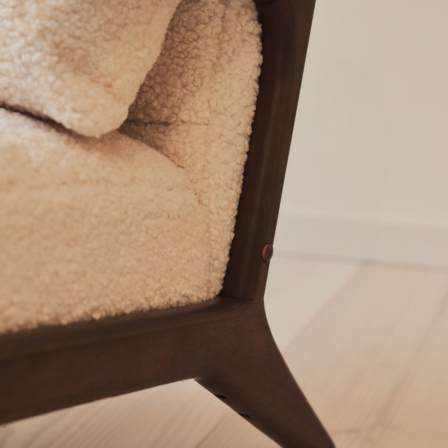 Hudson - Fauteuil d'Appoint en Bouclé Ivoire et Bois Foncé