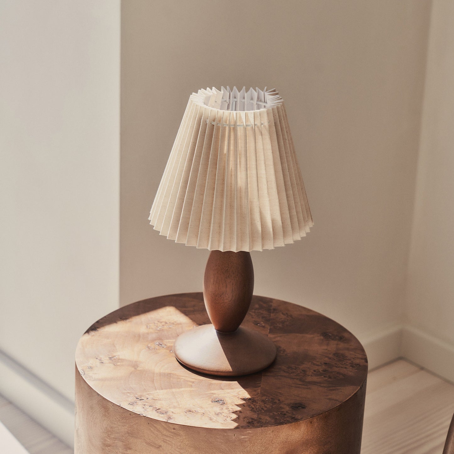 Elba - Lampe de table avec abat-jour plissé en bois foncé
