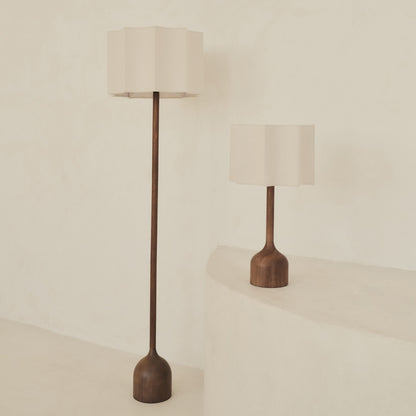 Esme - Lampadaire à abat-jour en bois foncé à motif coquille inversée