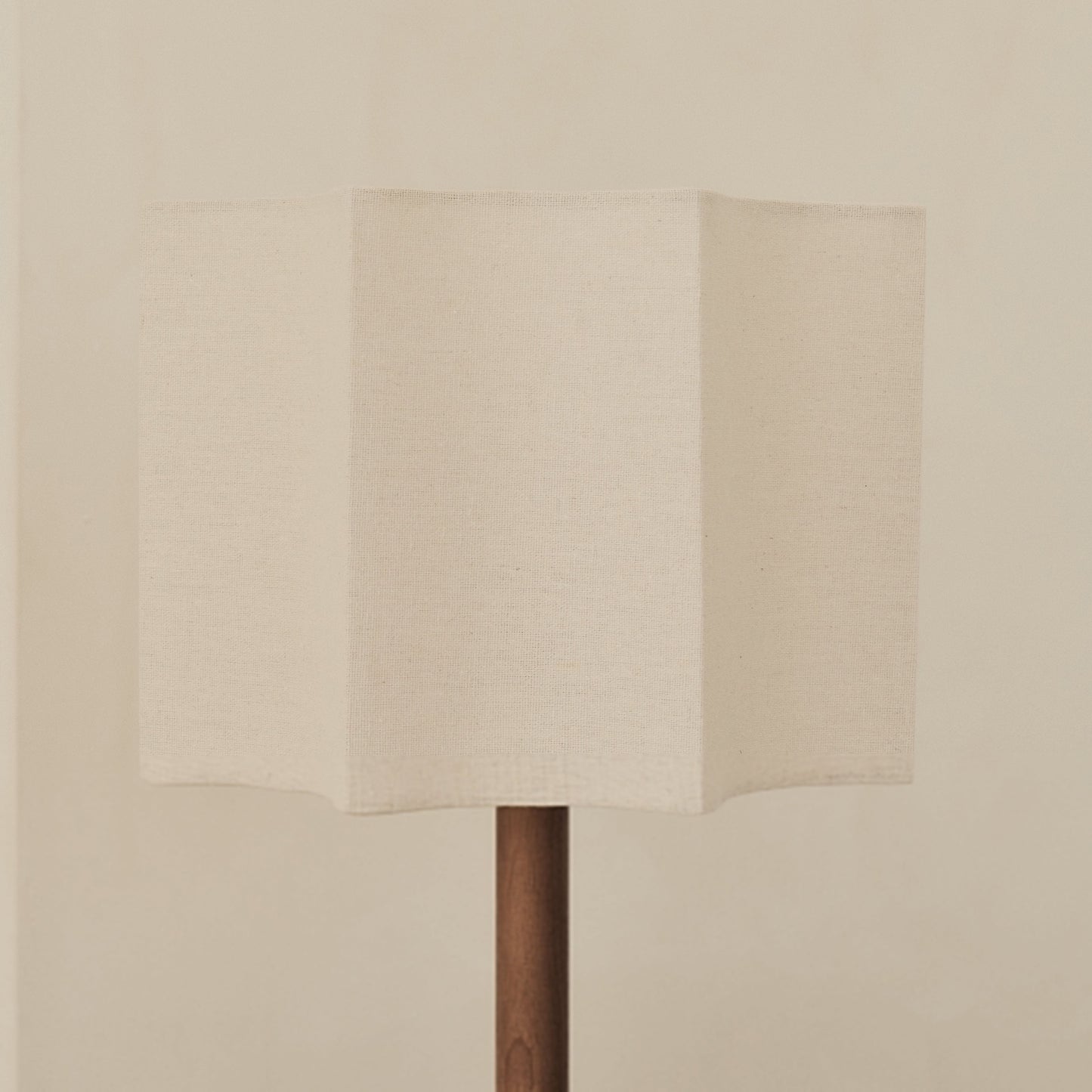 Esme - Lampe de table à abat-jour en bois foncé à bord festonné inversé