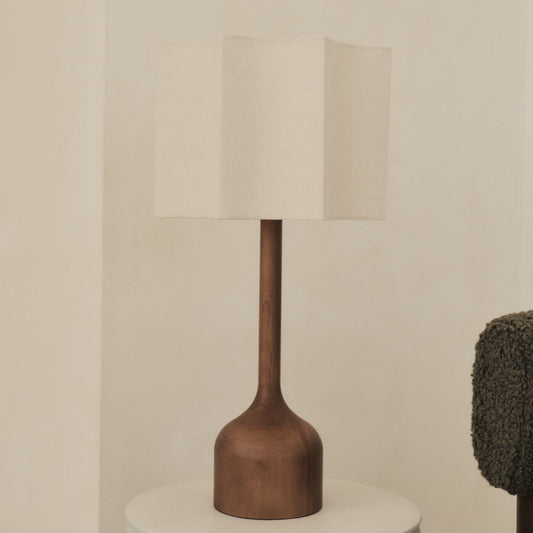 Esme - Lampe de table à abat-jour en bois foncé à bord festonné inversé