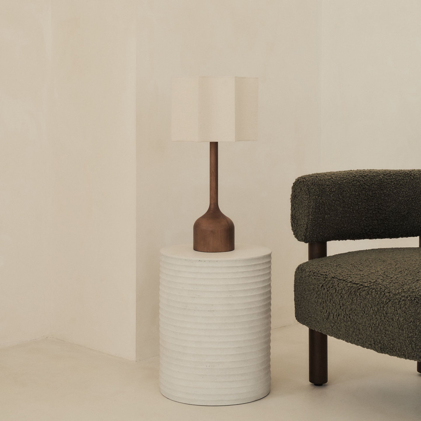 Esme - Lampe de table à abat-jour en bois foncé à bord festonné inversé