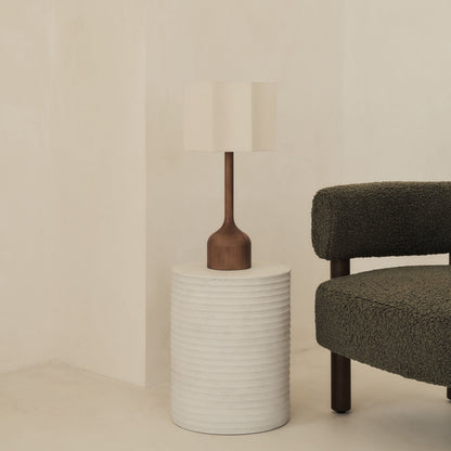 Esme - Lampe de table à abat-jour en bois foncé à bord festonné inversé