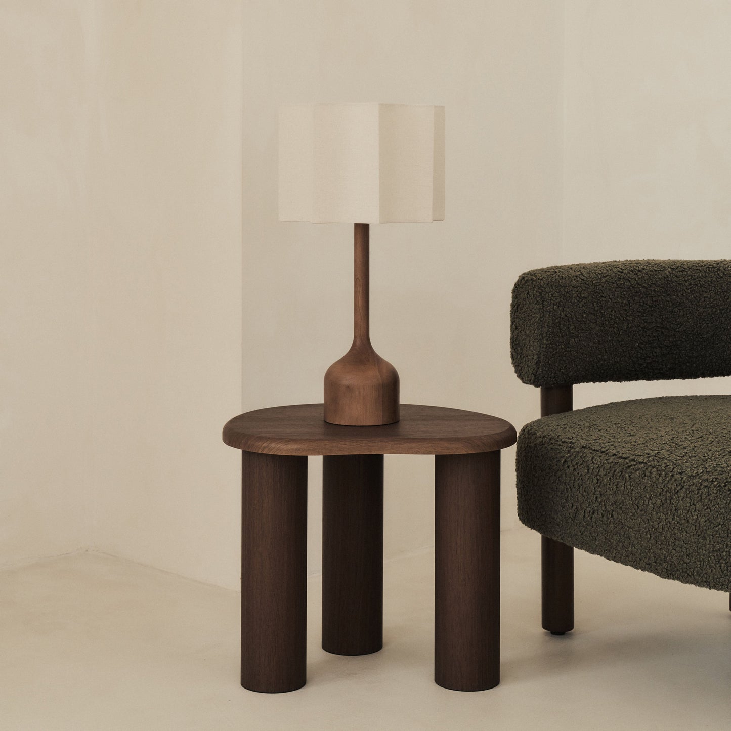 Esme - Lampe de table à abat-jour en bois foncé à bord festonné inversé