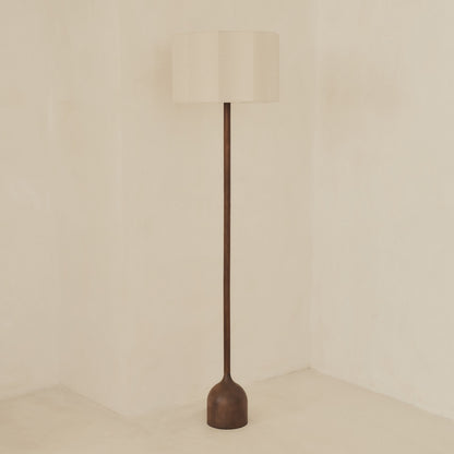 Esme - Lampadaire à abat-jour en bois foncé à motif coquille inversée