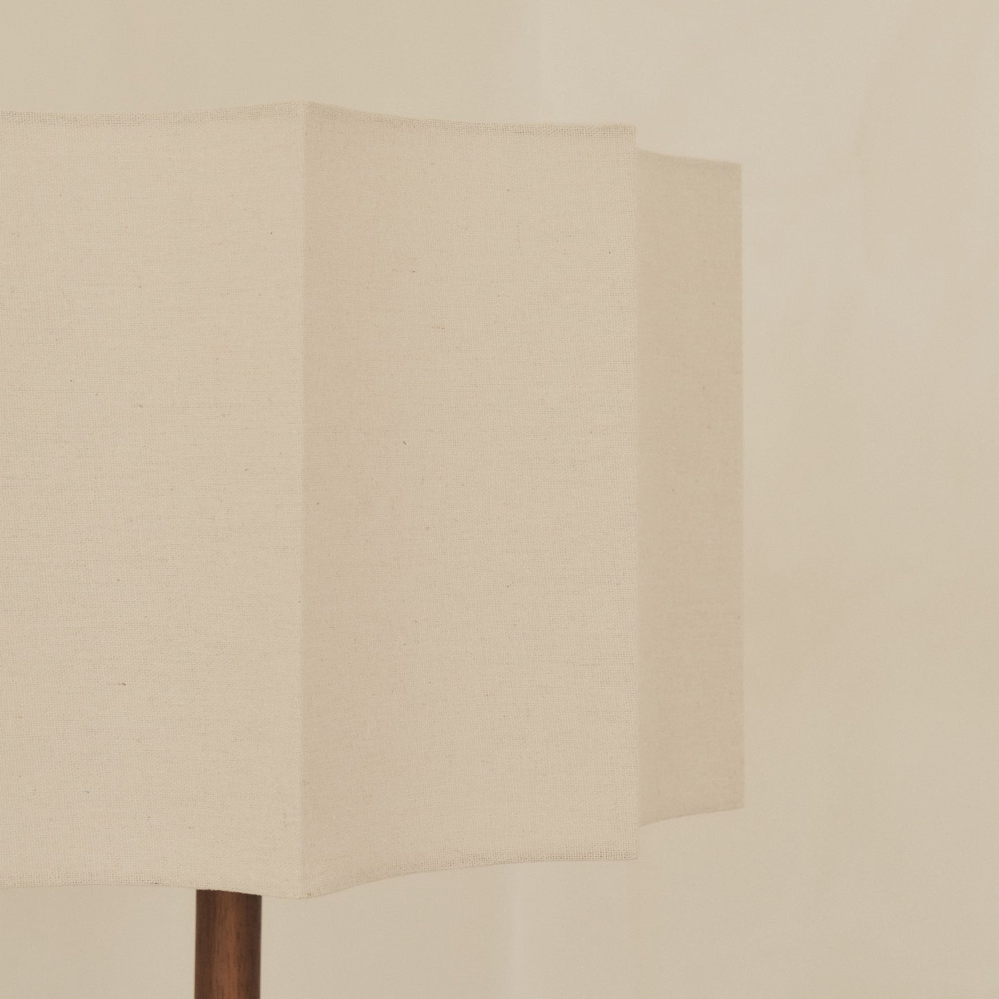 Esme - Lampadaire à abat-jour en bois foncé à motif coquille inversée