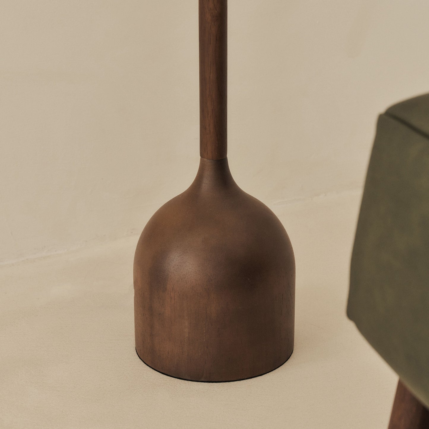 Esme - Lampadaire à abat-jour en bois foncé à motif coquille inversée