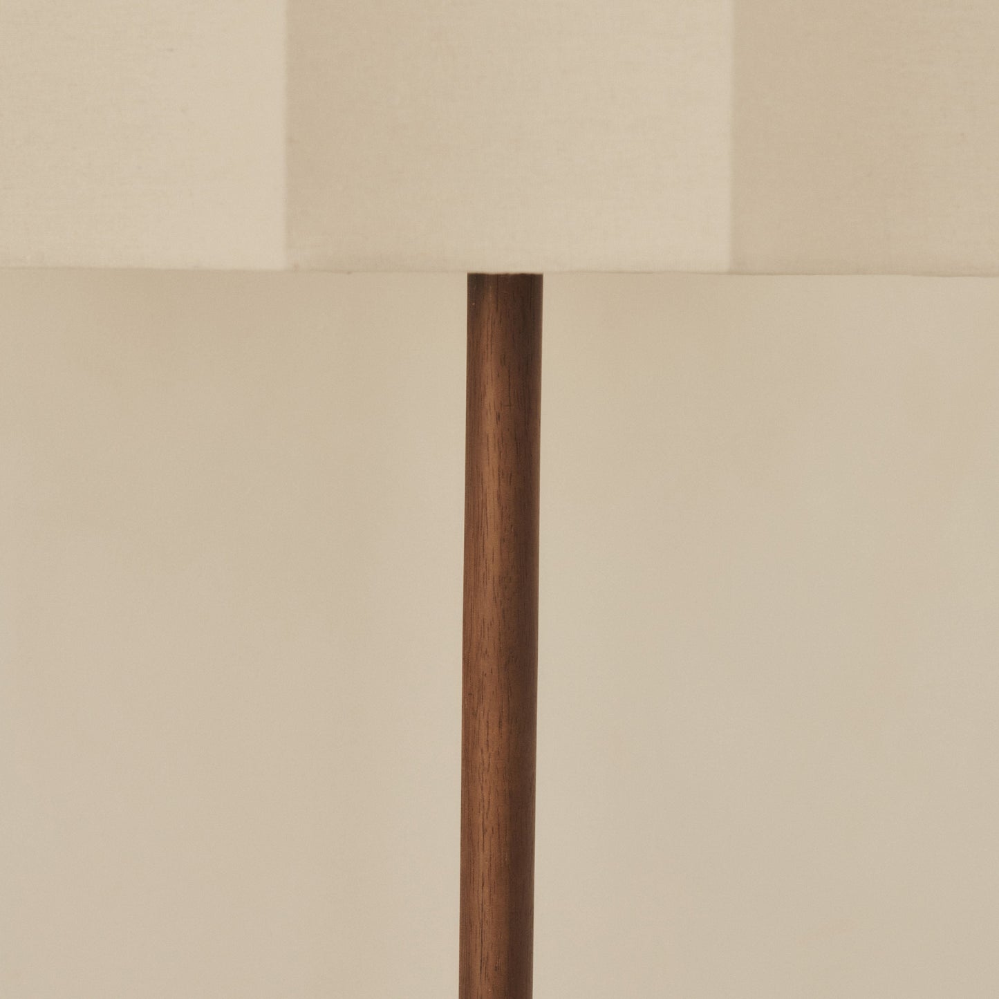 Esme - Lampadaire à abat-jour en bois foncé à motif coquille inversée