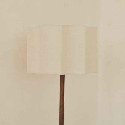 Esme - Lampadaire à abat-jour en bois foncé à motif coquille inversée