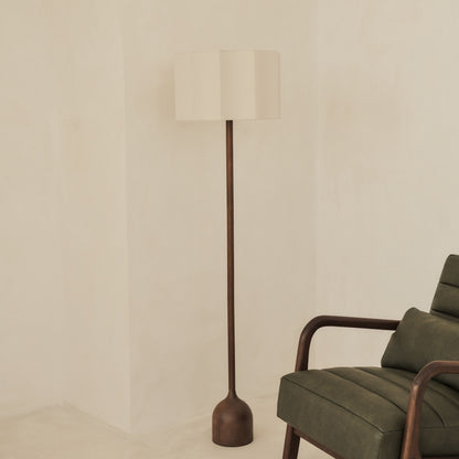 Esme - Lampadaire à abat-jour en bois foncé à motif coquille inversée