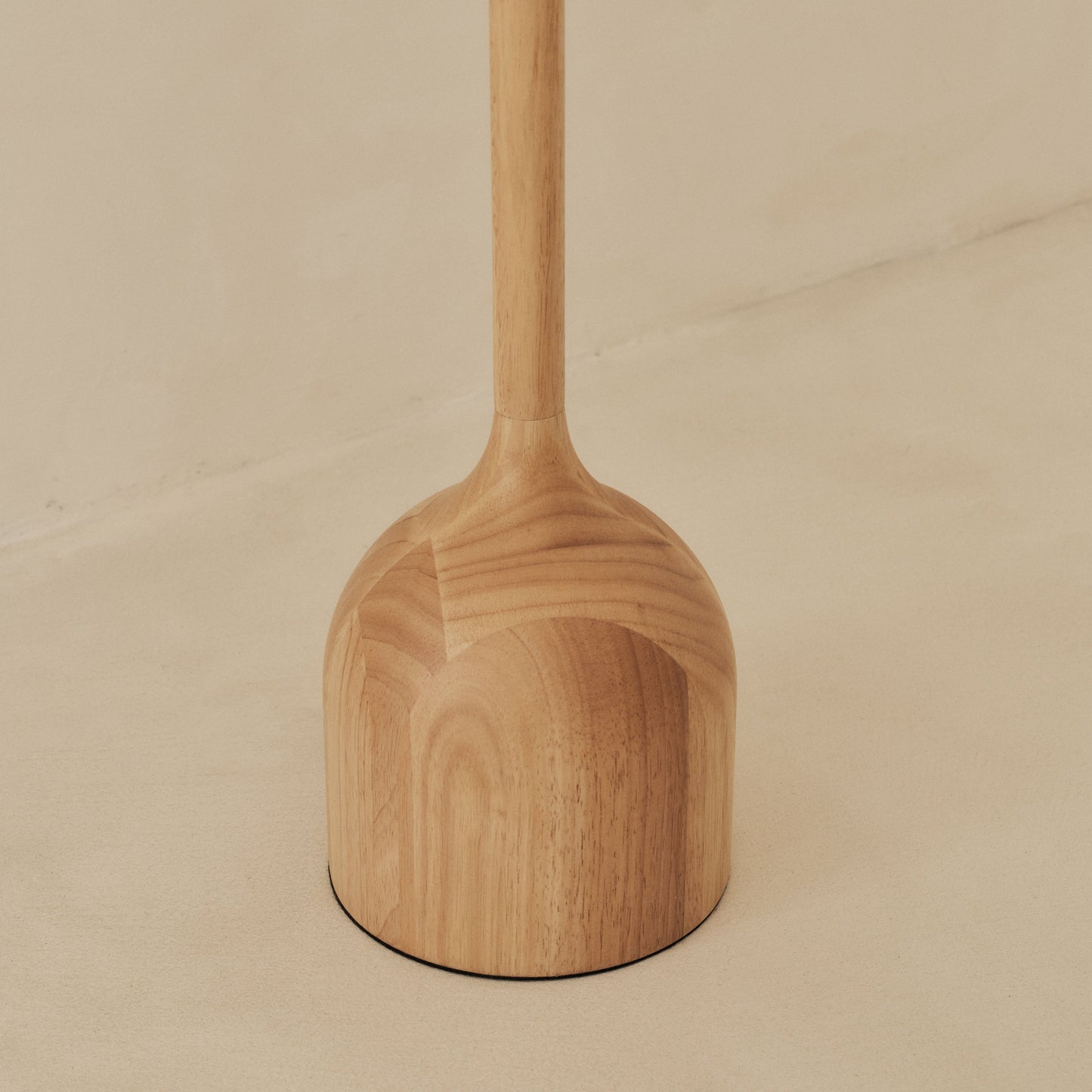 Esme - Lampadaire à abat-jour en bois clair à festons inversés