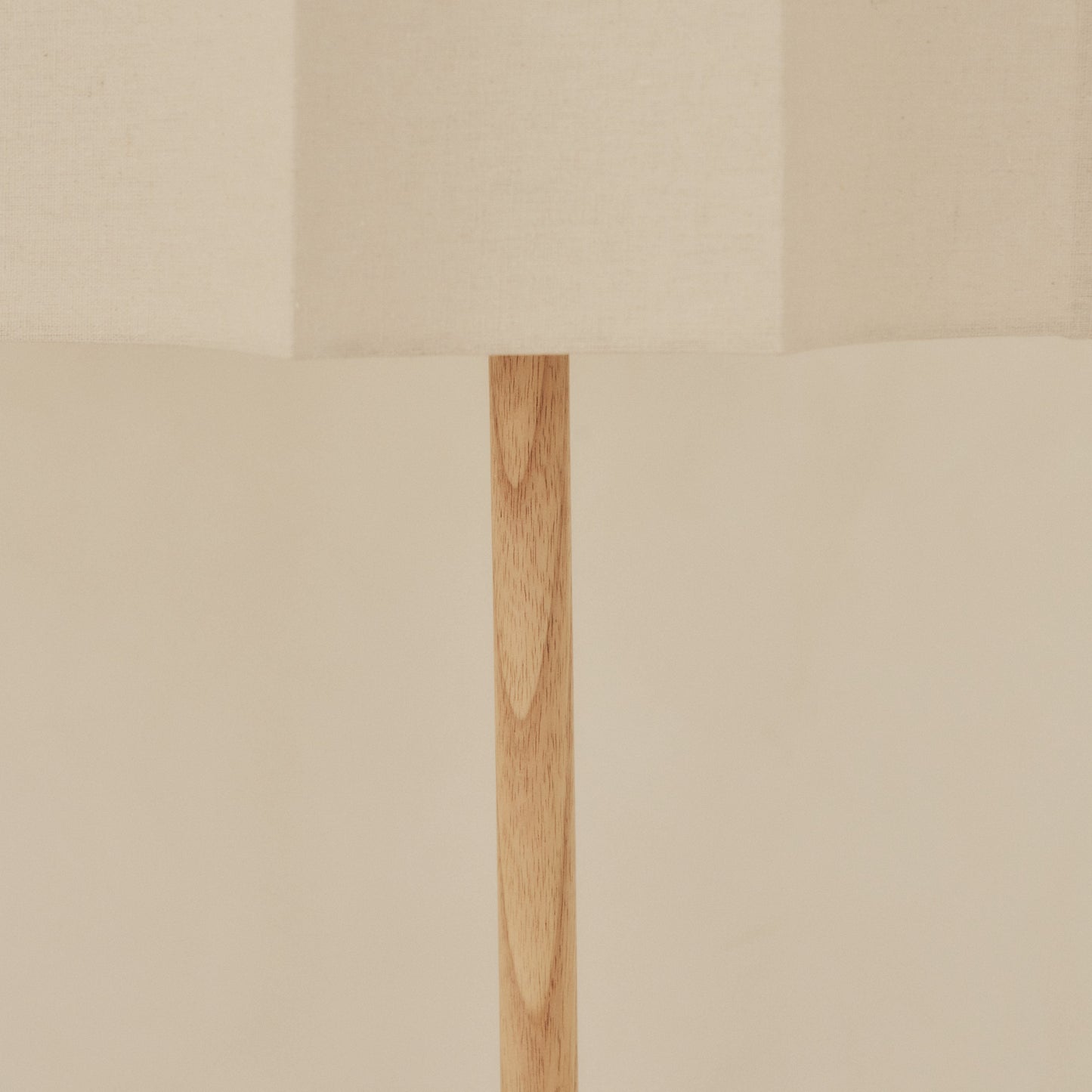 Esme - Lampadaire à abat-jour en bois clair à festons inversés