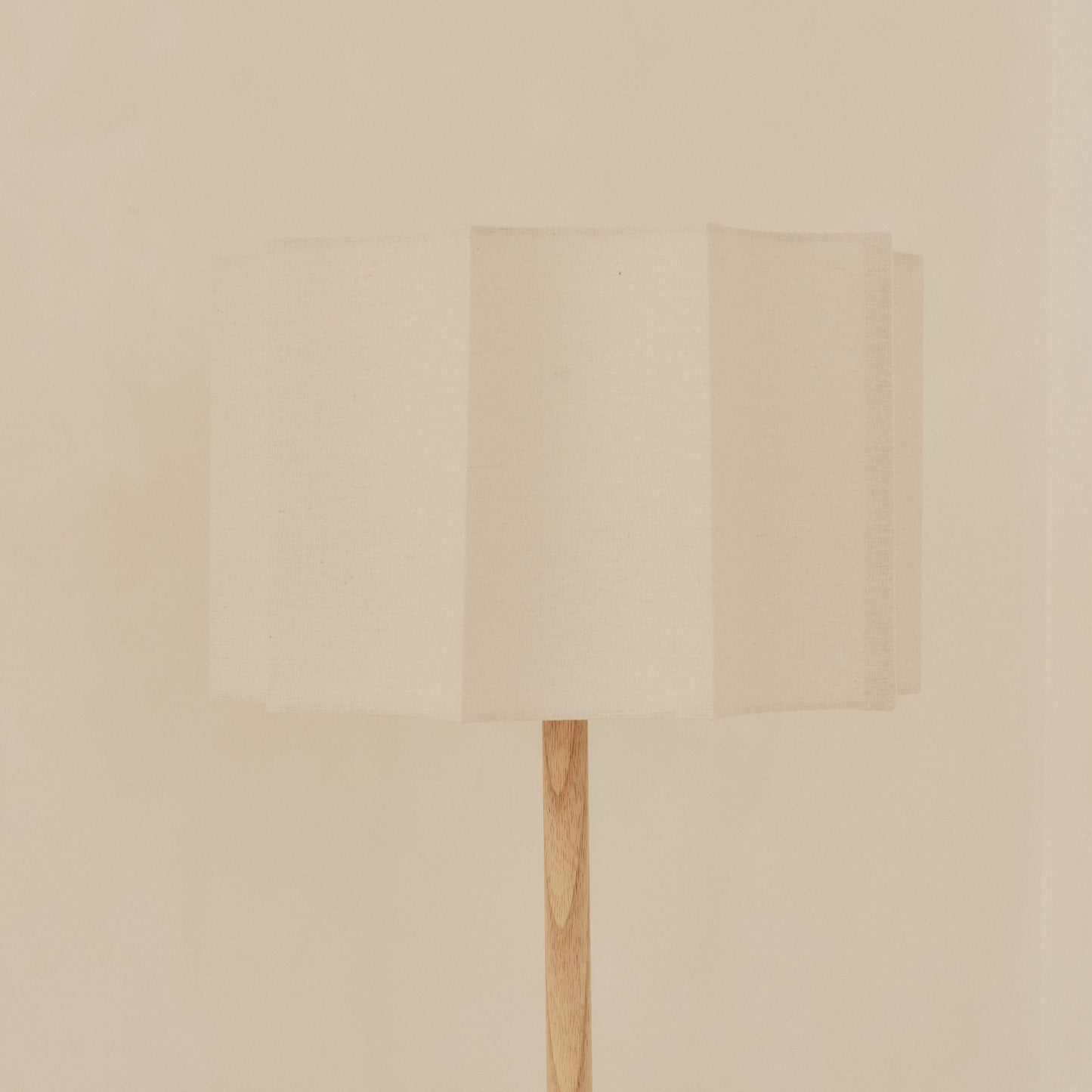 Esme - Lampadaire à abat-jour en bois clair à festons inversés