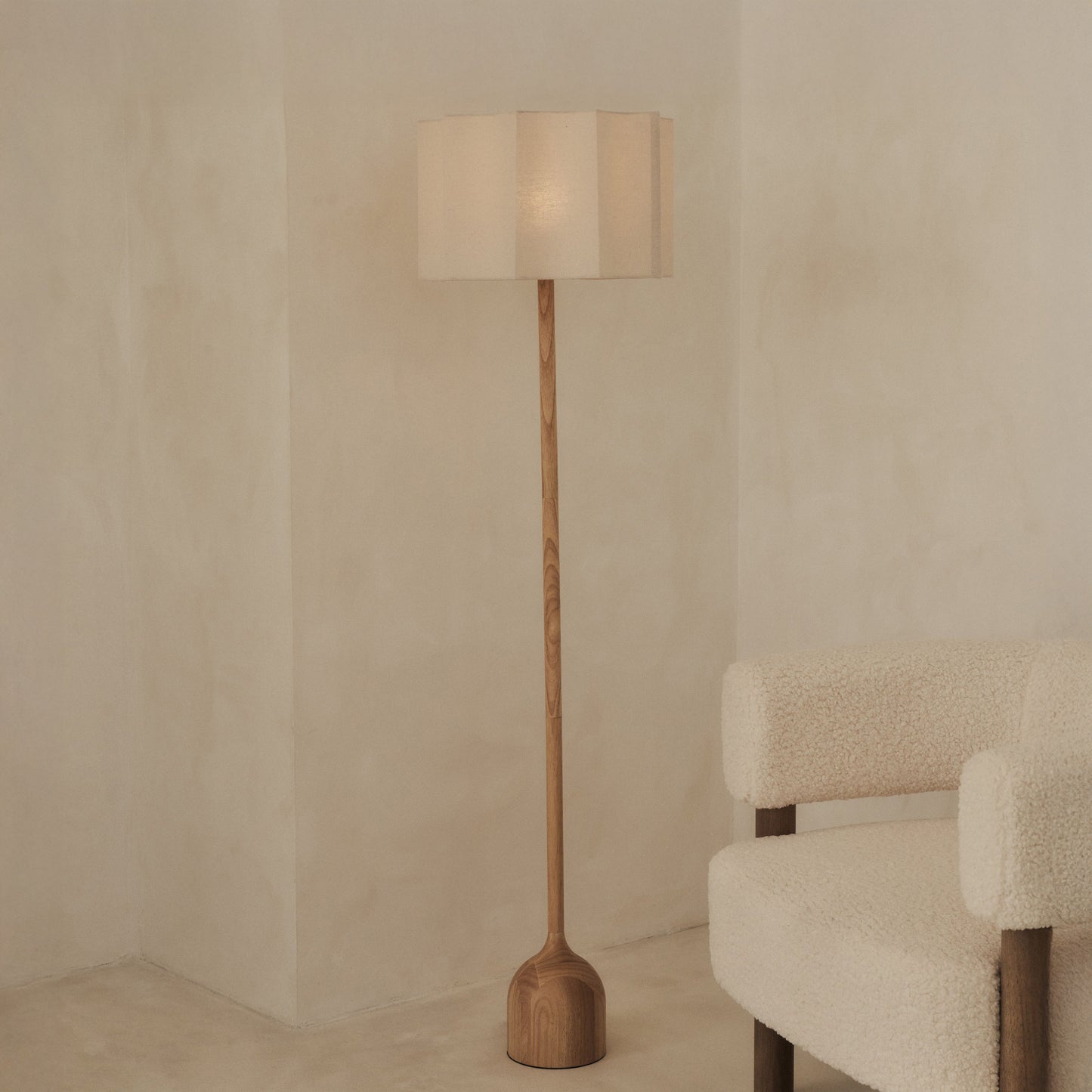 Esme - Lampadaire à abat-jour en bois clair à festons inversés