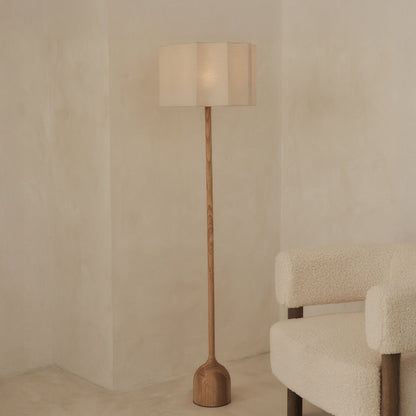 Esme - Lampadaire à abat-jour en bois clair à festons inversés