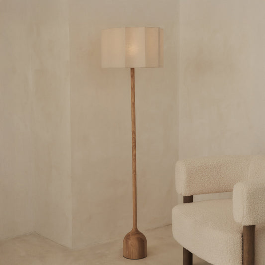 Esme - Lampadaire à abat-jour en bois clair à festons inversés