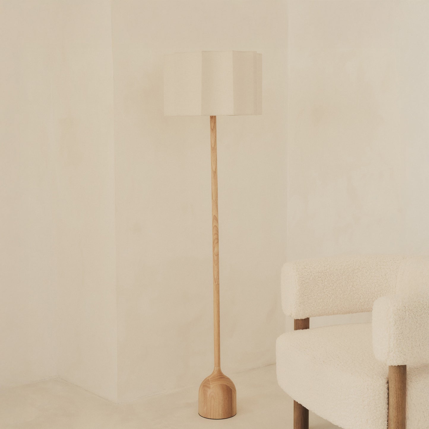 Esme - Lampadaire à abat-jour en bois clair à festons inversés