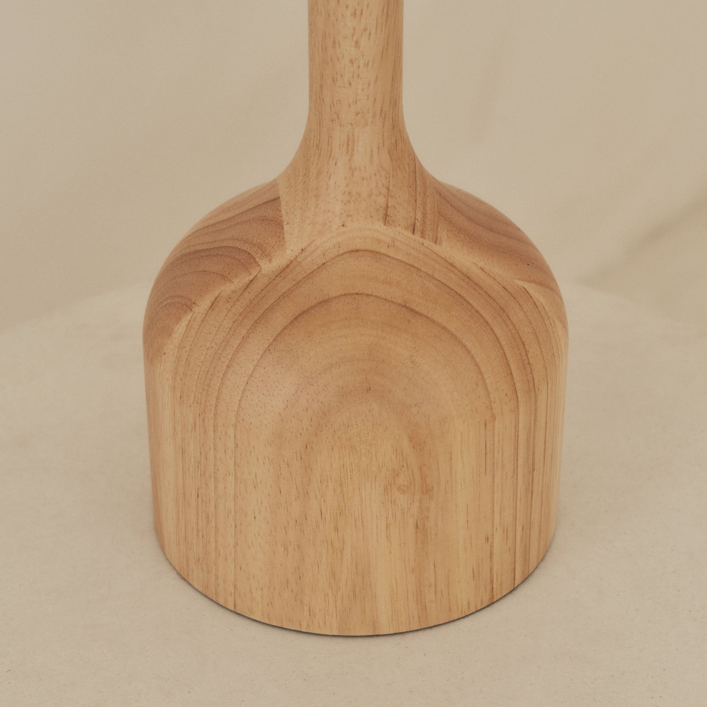Esme - Lampe de table avec abat-jour en bois clair à festons inversés