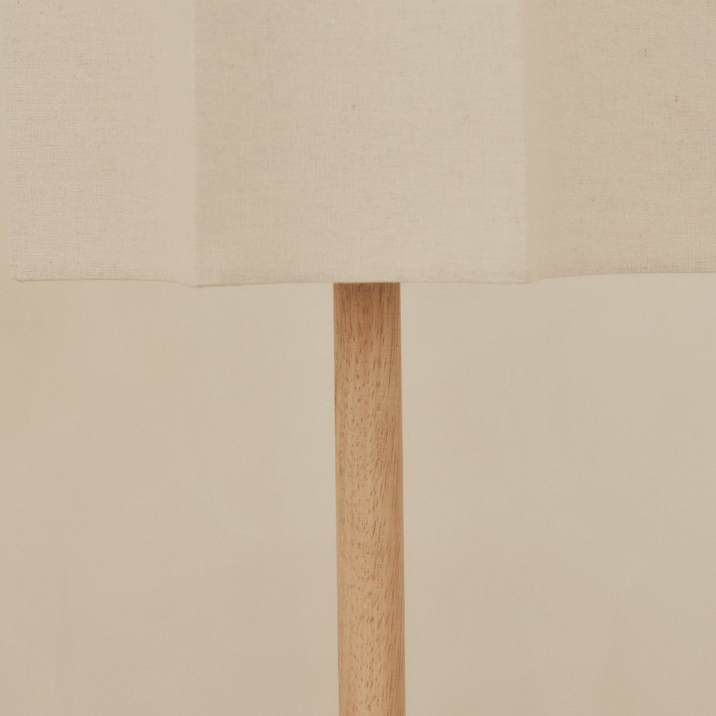 Esme - Lampe de table avec abat-jour en bois clair à festons inversés
