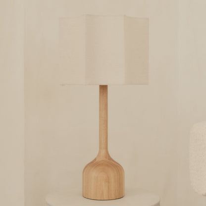 Esme - Lampe de table avec abat-jour en bois clair à festons inversés