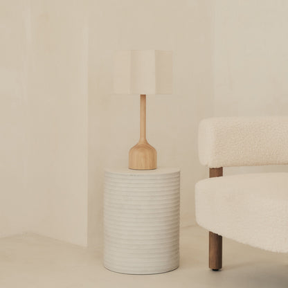 Esme - Lampe de table avec abat-jour en bois clair à festons inversés