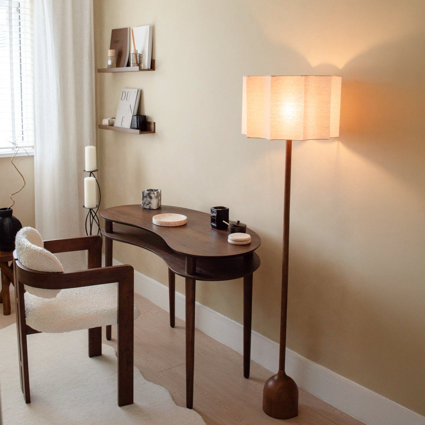 Esme - Lampadaire à abat-jour en bois foncé à motif coquille inversée