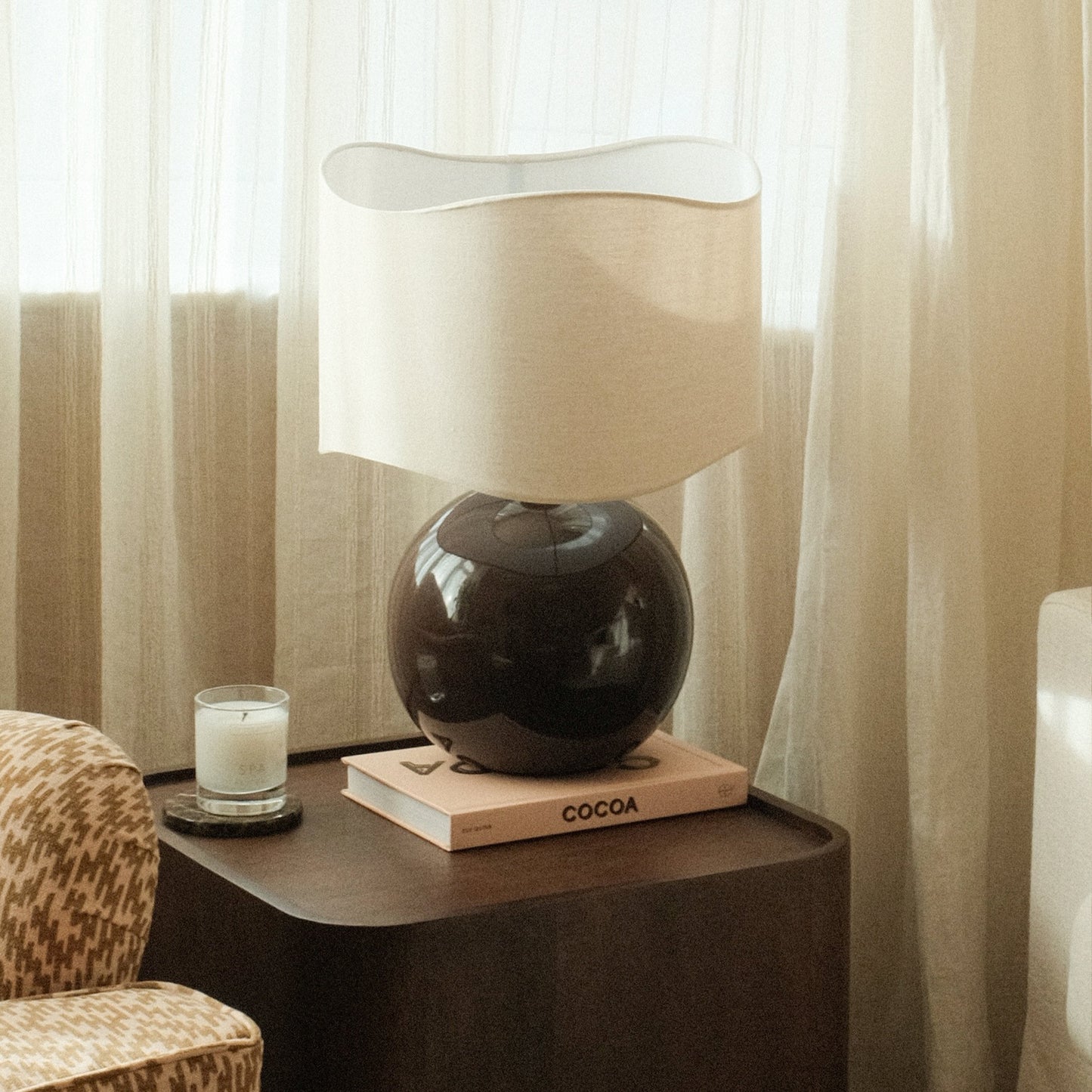 Olera - Lampe de Table à Abat-Jour Ondulé en Céramique Chocolat Brillant