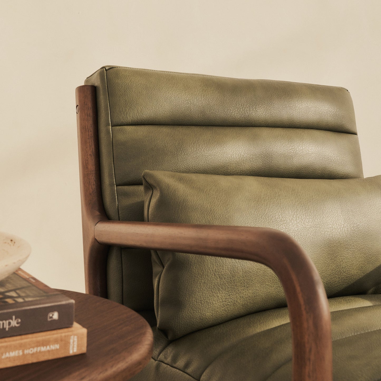 Hudson - Fauteuil avec Accents en Cuir Olive et Bois Foncé