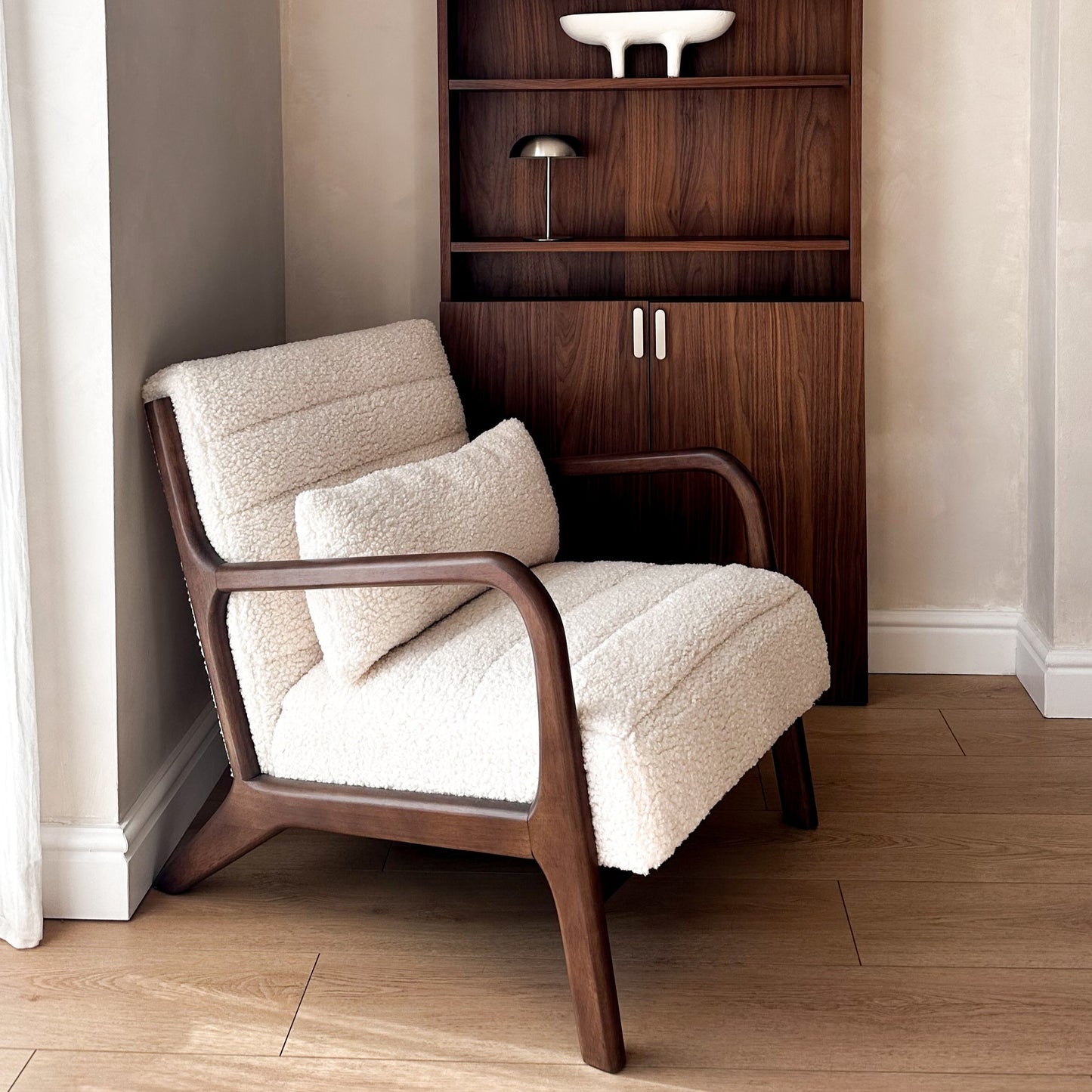 Hudson - Fauteuil d'Appoint en Bouclé Ivoire et Bois Foncé