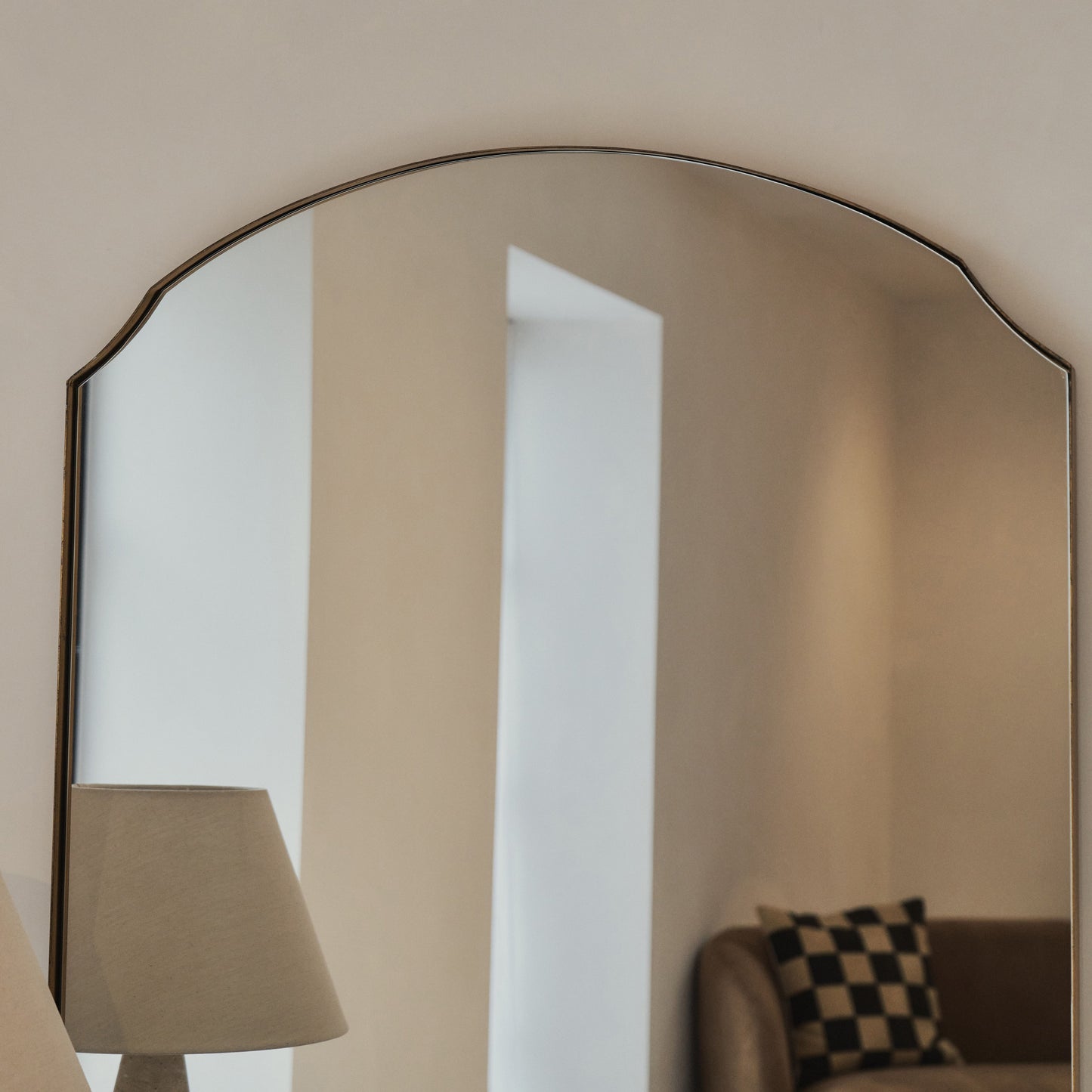 Isla - Miroir Mural Surmontant en Métal Doré Arqué 120cm x 90cm