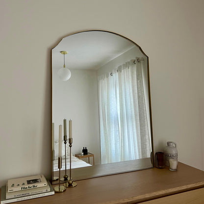 Isla - Miroir Mural Surmontant en Métal Doré Arqué 120cm x 90cm
