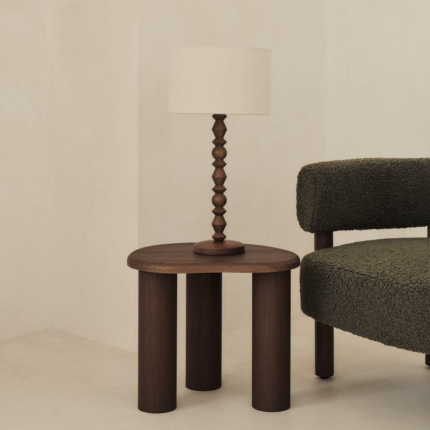 Ivy - Lampe de table à abat-jour tambour en bois foncé