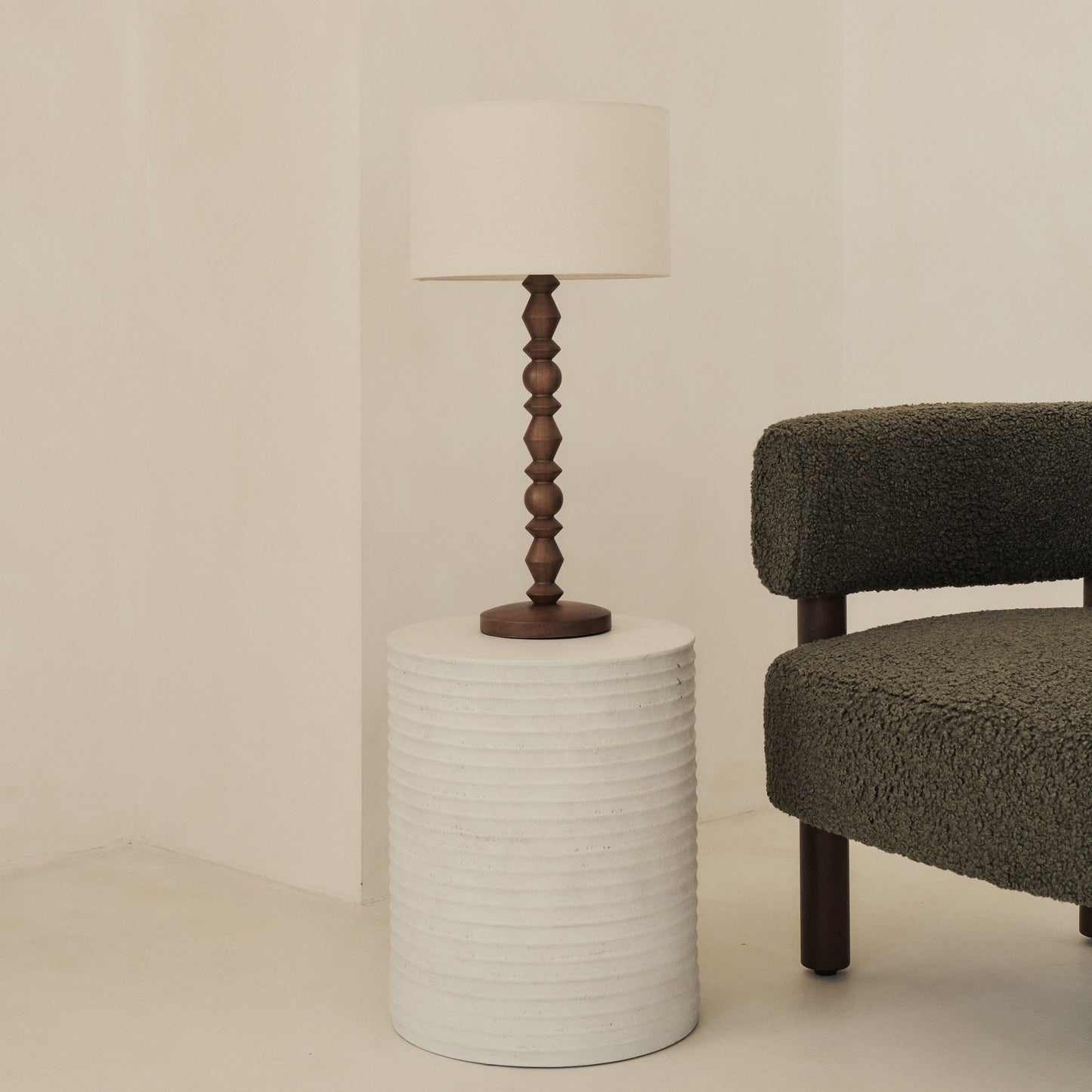Ivy - Lampe de table à abat-jour tambour en bois foncé