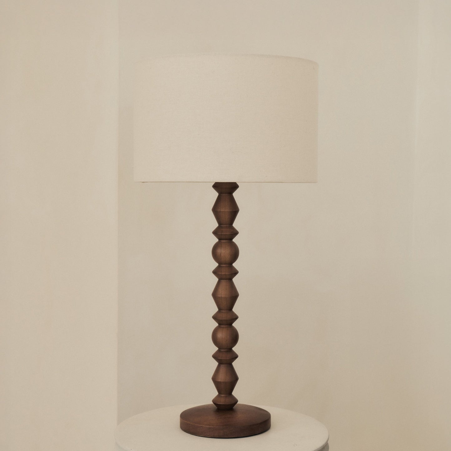 Ivy - Lampe de table à abat-jour tambour en bois foncé
