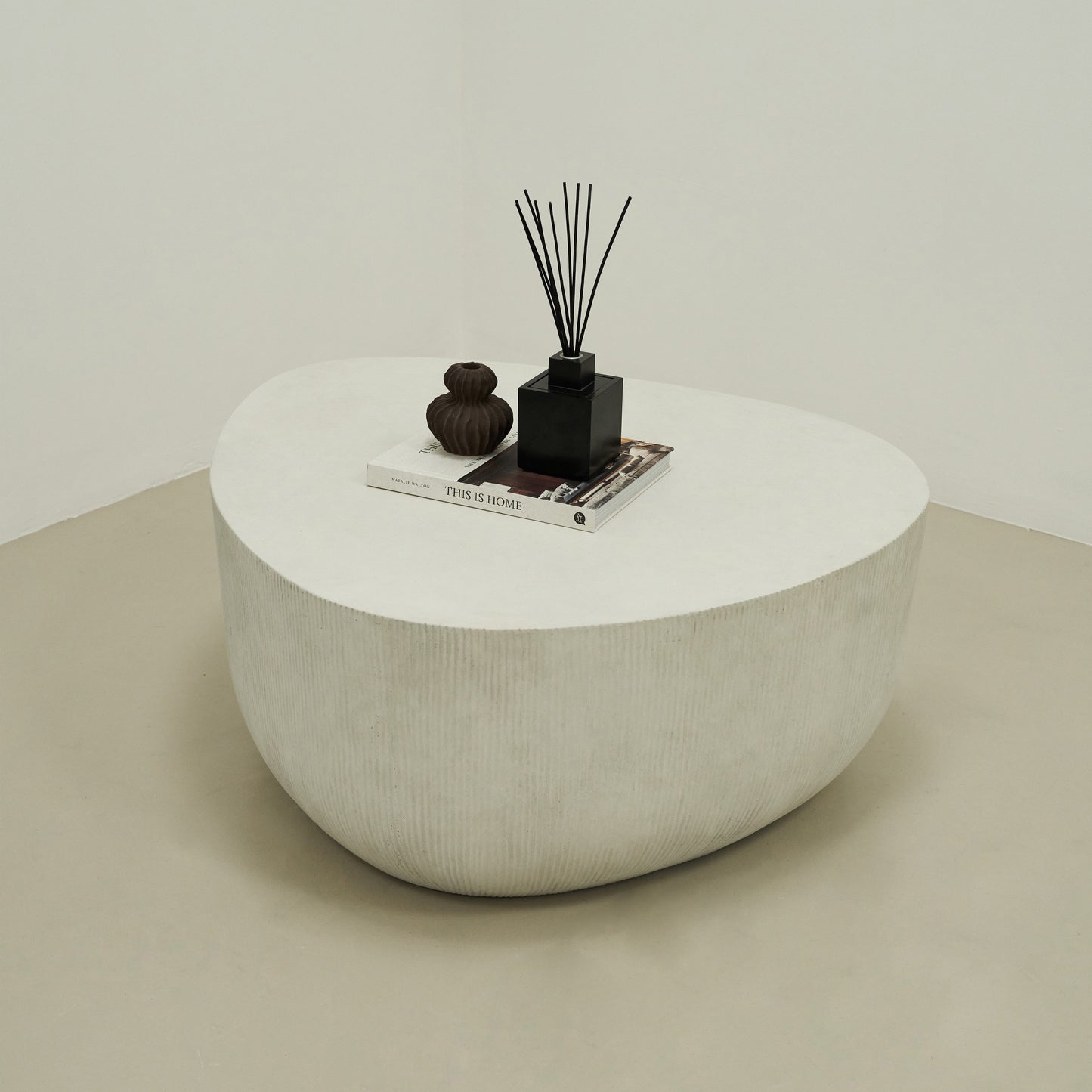 Leonardo - Table basse minimaliste en béton forme irrégulière grande