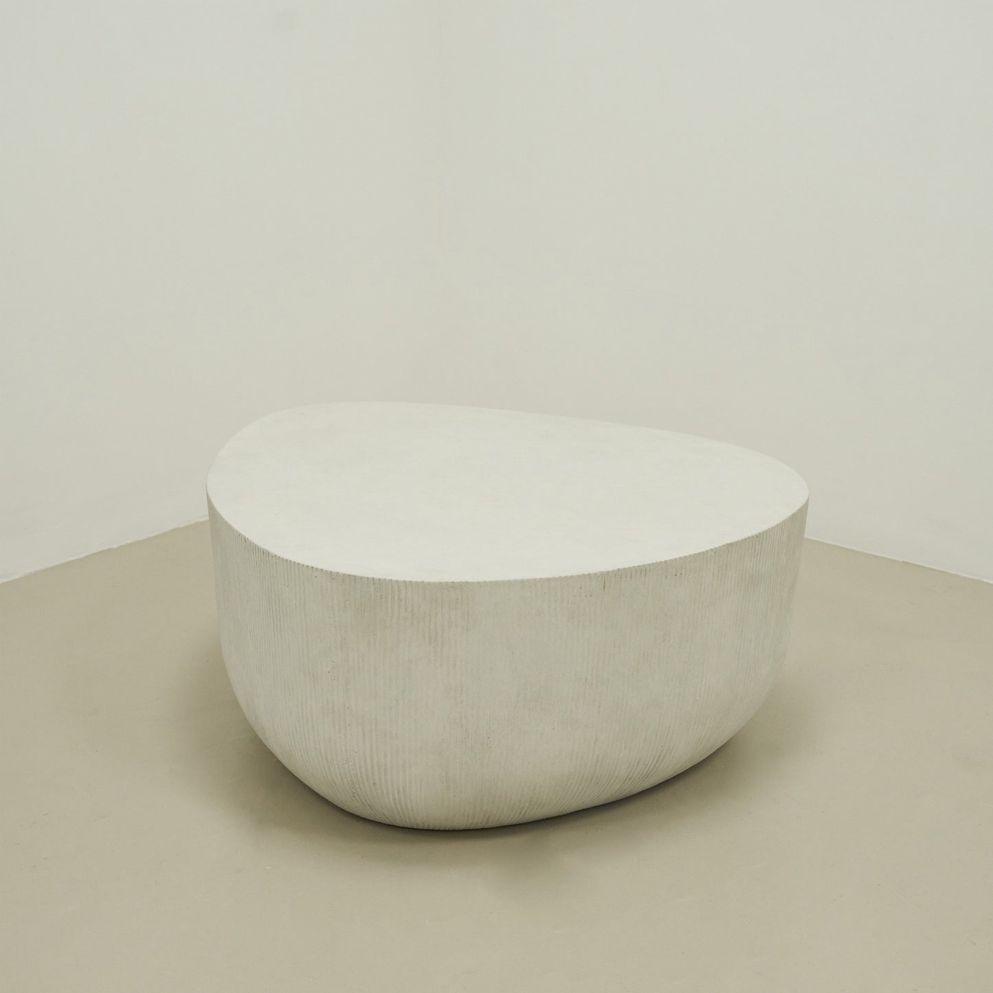 Leonardo - Table basse minimaliste en béton forme irrégulière grande
