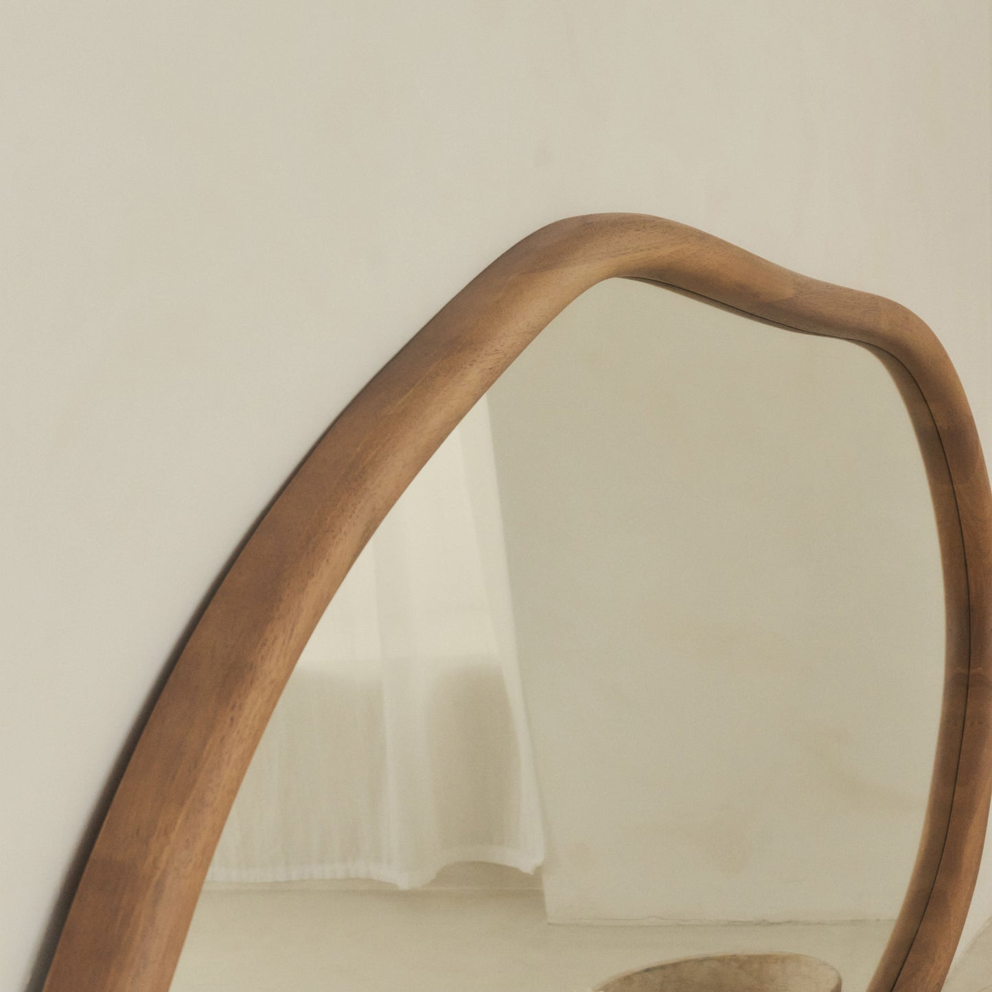 Aaliyah - Miroir mural irrégulier en bois chaud 150 cm x 75 cm
