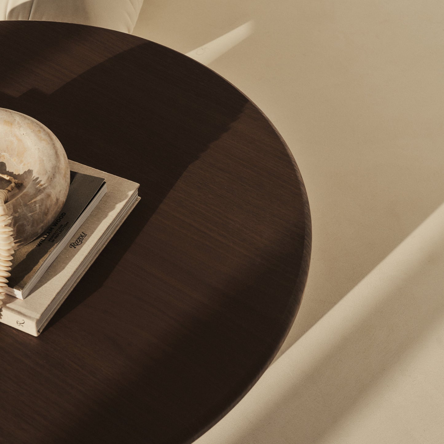 Madison - Grande table basse ronde en bois foncé