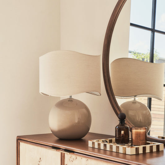 Olera - Lampe de Table à Abat-jour Ondulé en Céramique Beige Brillant