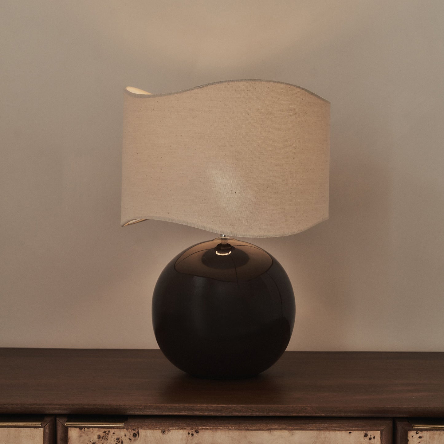 Olera - Lampe de Table à Abat-Jour Ondulé en Céramique Chocolat Brillant